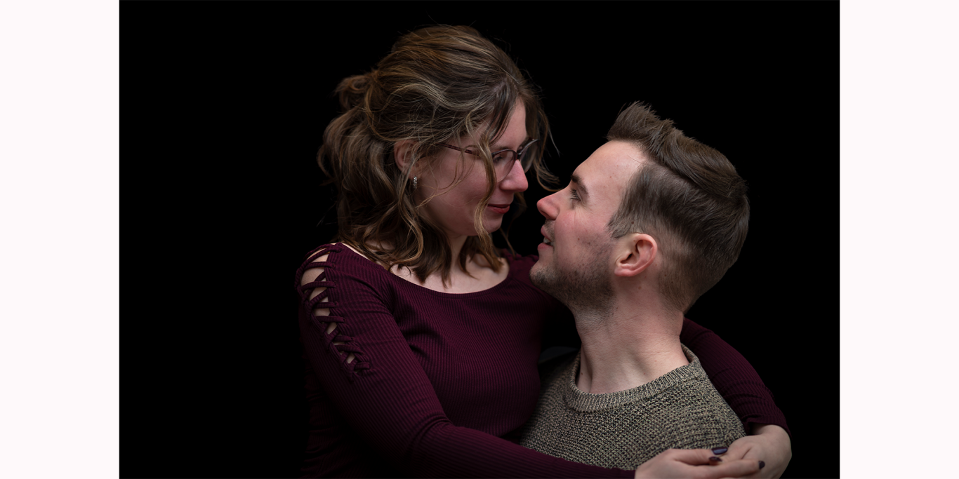 Paarshooting Kerpen-Gymnich Paar schaut sich liebevoll in die Augen, umgeben von schwarzem Hintergrund.