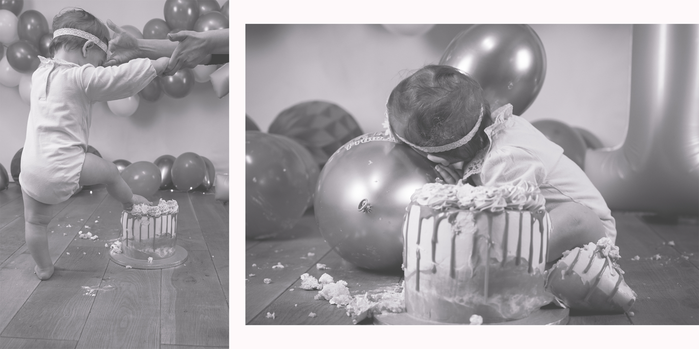 Ein Kleinkind mit einer Krone beugt sich über eine Geburtstagskuchen mit Kerzen.