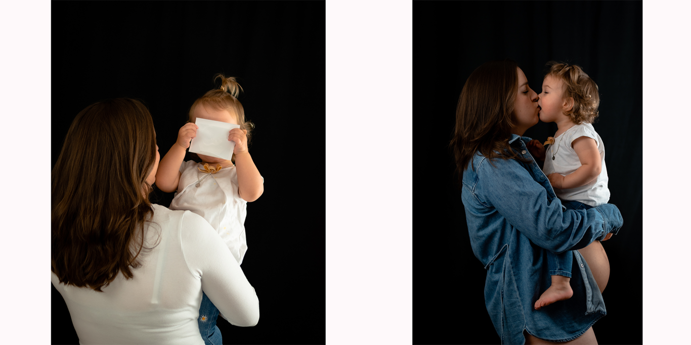 Eine Frau küsst ein kleines Kind, das ihr Gesicht mit der Hand bedeckt.