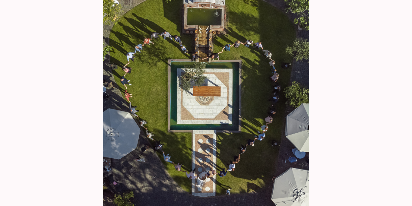 DJI Drohne Herz Hochzeit Kommandeursburg Kerpen Ein Herz aus Menschen, die um einen zentralen Platz im Freien stehen.