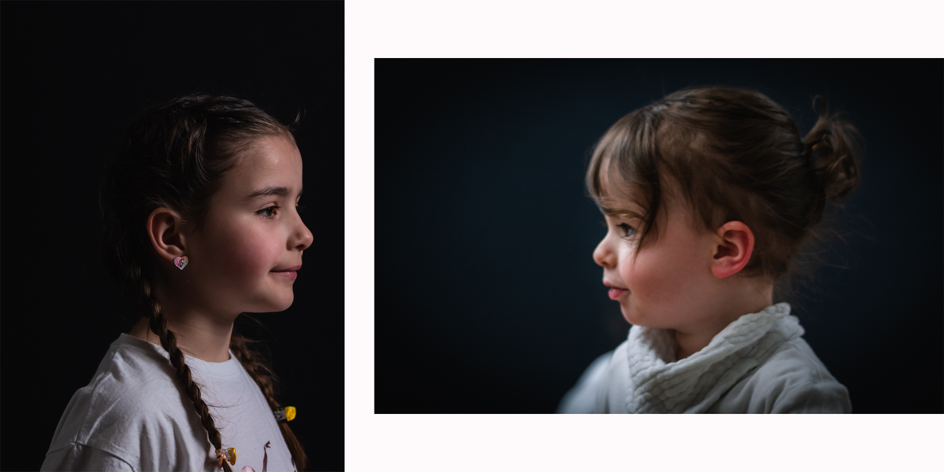 Zwei Kinderprofile in Porträtansicht, eine mit Zöpfen, die andere mit einem Dutt.