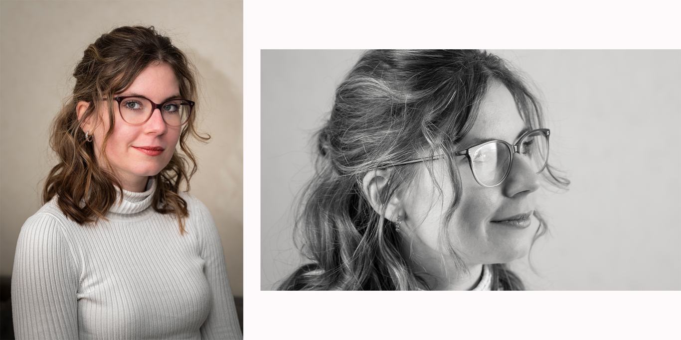 Junge Frau mit lockigem Haar und Brille, lächelt in zwei verschiedenen Porträts.