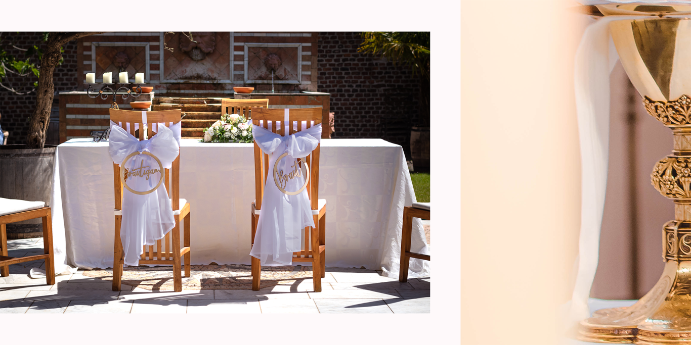 Hochzeit kommandeursburg Kerpen Zwei Stühle mit dekorativen Schleifen, ein festlich gedeckter Tisch im Hintergrund.